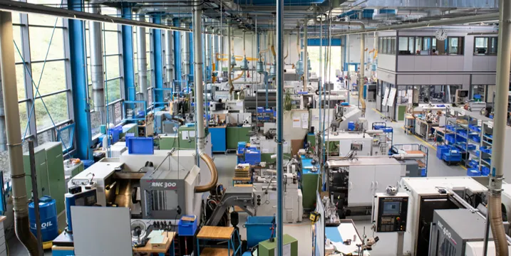 Fertigungshalle von BEUTTER in Rosenfeld mit CNC-Dreh- und Fräsmaschinen