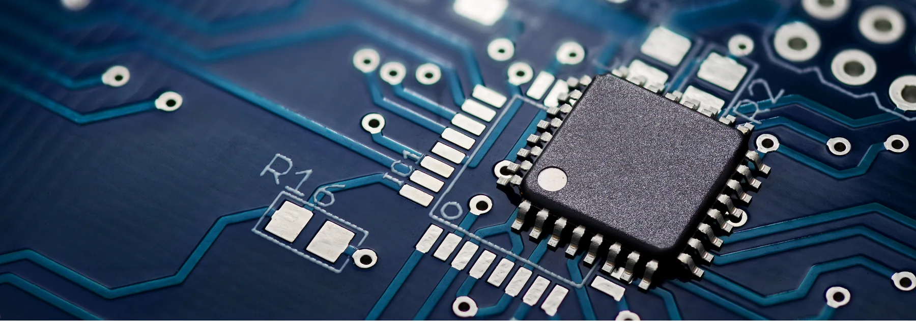 Präzisions-Komponenten von BEUTTER auf einer Leiterplatte mit Mikrochip für die Halbleitertechnik