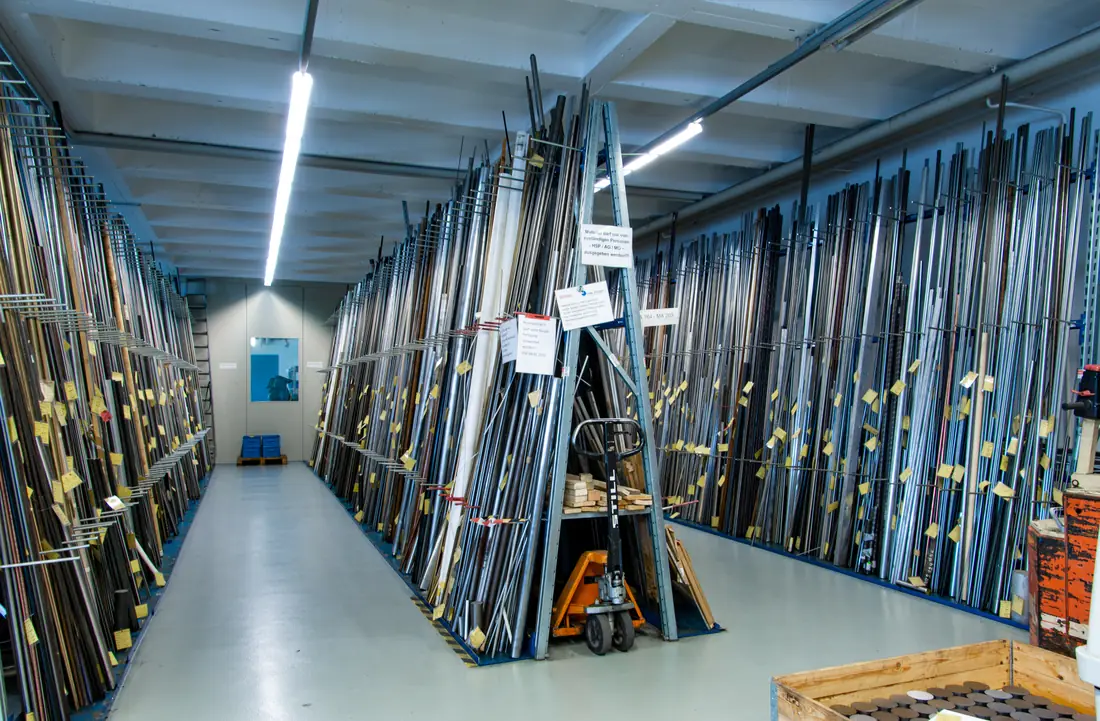 Materiallager von BEUTTER mit über 700 Werkstoffen als Stangenmaterial