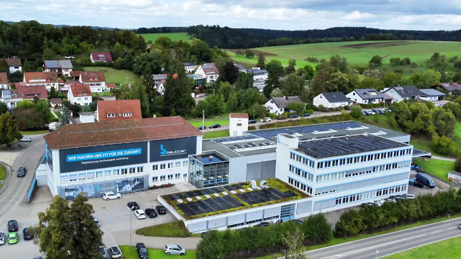 Luftaufnahme des BEUTTER-Werks in Rosenfeld mit Photovoltaikanlage auf dem Hallendach