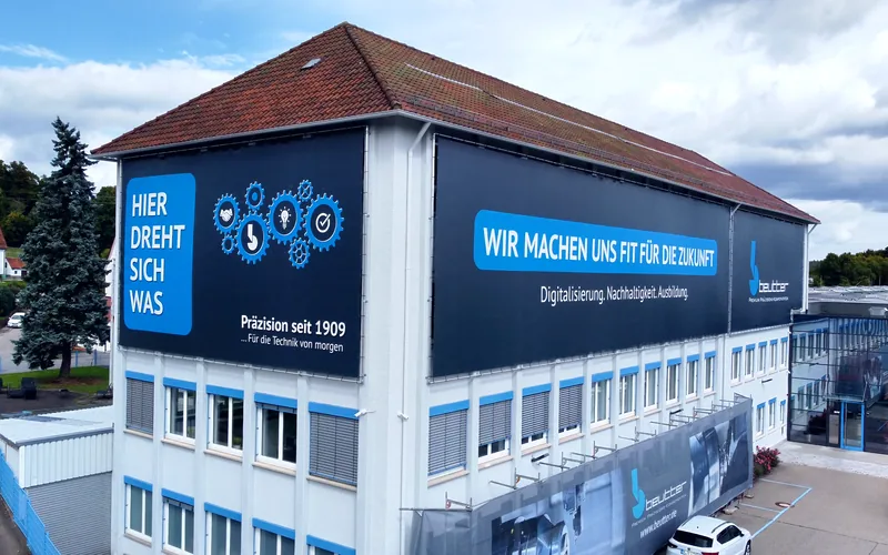 Neuer Außenauftritt: Fassade und Drohnenaufnahmen zeigen ein modernes Werk