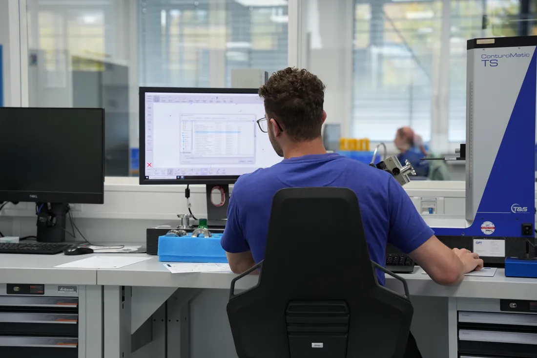 Messtechniker prüft ein Präzisionsbauteil an einer Konturenmessmaschine im Messlabor von BEUTTER